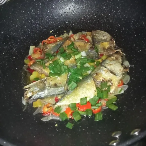 Masukkan irisan daun bawang dan masak sampai ikan meresap. Cicipi rasanya dan jika sudah pas siap untuk disajikan.