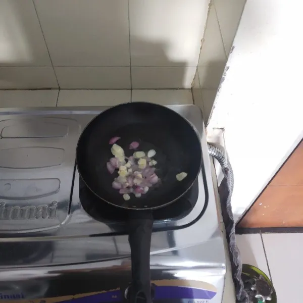 Tumis bawang merah dan bawang putih sampai harum.