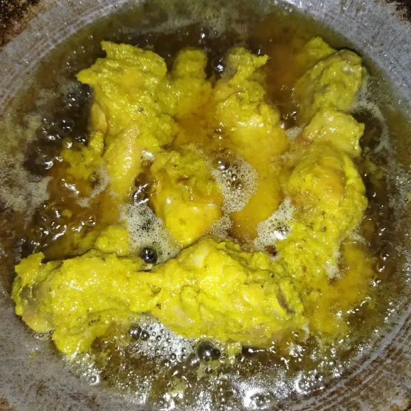 Panaskan minyak goreng secukupnya, lalu goreng paha ayam dan sisa bumbu ungkep.