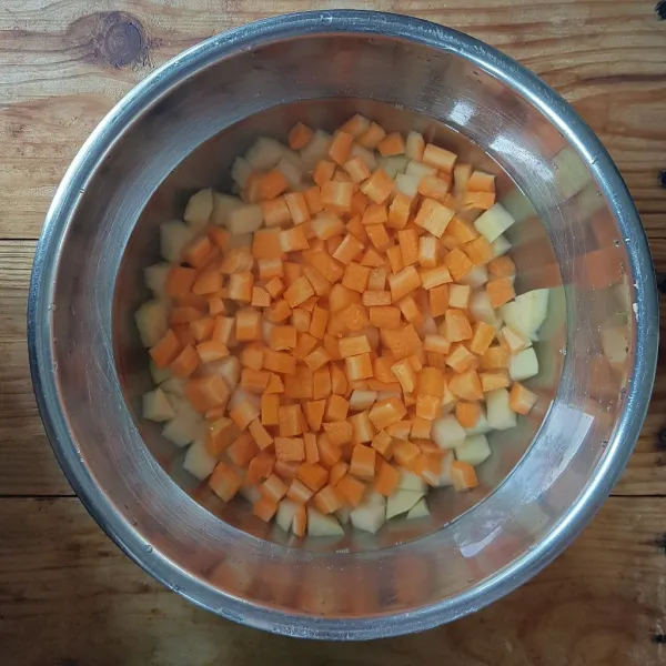 Potong dadu kentang dan wortel, cuci dan sisihkan.