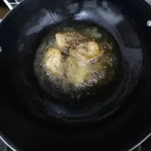 Panaskan minyak. Goreng ikan tongkol.