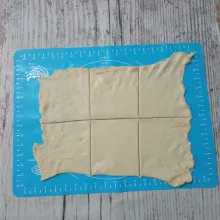 Ambil satu lembar kulit puff pastry. Potong menjadi 6 bagian.