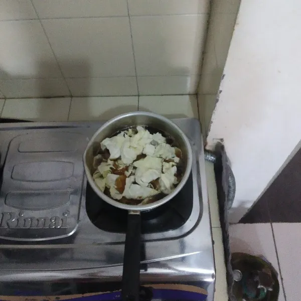 Goreng kol dalam minyak panas lalu sisihkan.