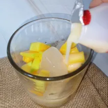 Kemudian tuang yakult.