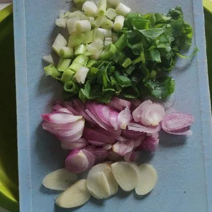Siapkan bawang merah, bawang putih, bawang daun dan seledri iris