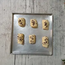 Olesi permukaan kulit dengan susu kental manis, lalu taburi dengan keju dan coklat meses. Panggang dengan oven suhu 200°C selama 20 menit atau sampai matang.