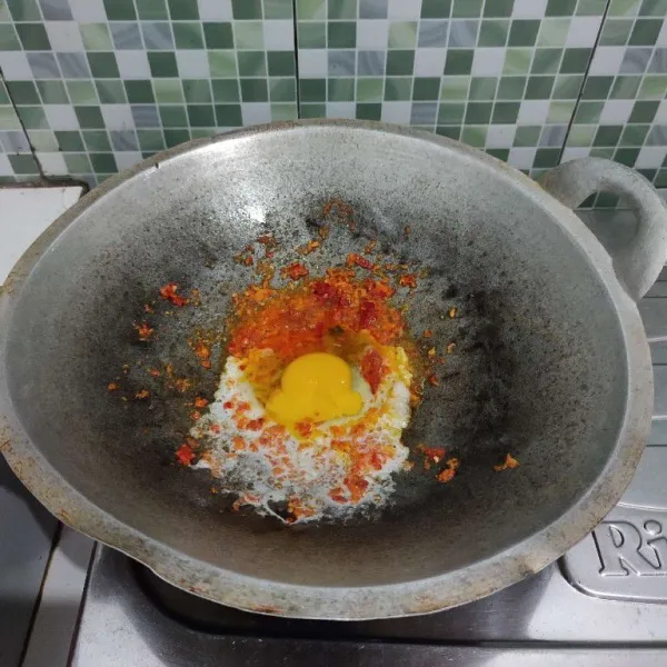 Kemudian masukkan telur, buat orak-arik.