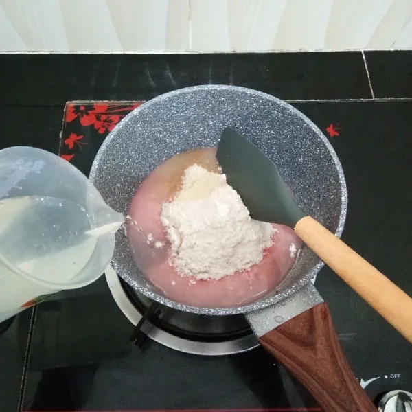 Membuat hungkwe: masukkan tepung hungkwe, gula pasir dan air ke dalam panci. Aduk hingga tercampur rata.