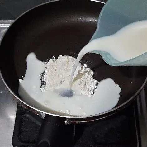 Siapkan panci masukkkan tepung kemudian tuang susu cair, aduk hingga rata.
