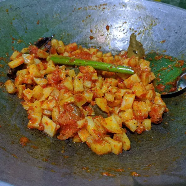 Masukkan kentang goreng, tambahkan garam, kaldu bubuk dan lada bubuk. Aduk hingga tercampur rata.