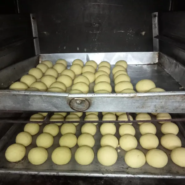 Bentuk bulat adonan dan tata di loyang, lalu masukkan kedalam oven dan panggang sampai matang.