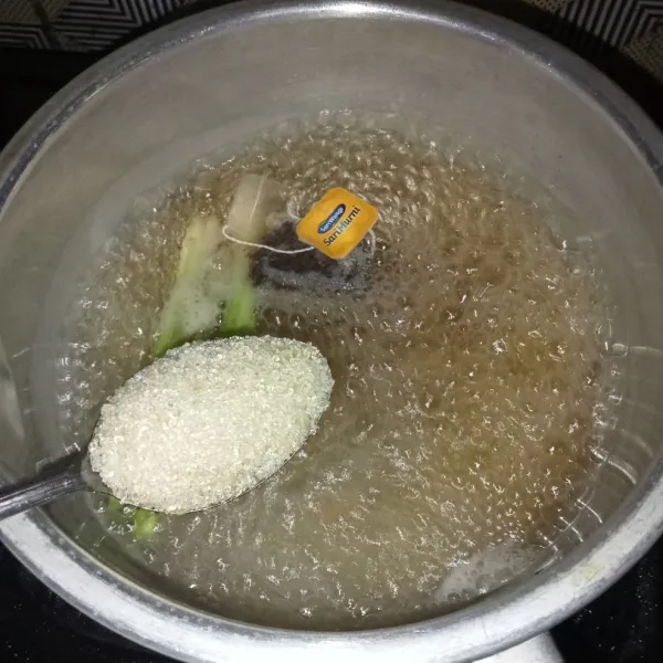 Setelah mendidih, masukkan teh celup dan gula pasir, aduk-aduk sampai gula larut. Matikan kompor dan biarkan sampai dingin.