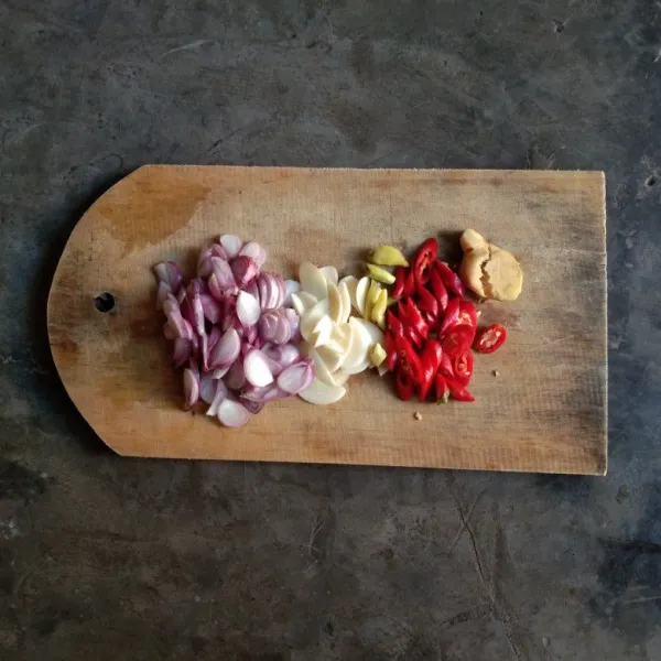 Rajang/ iris tipis bawang merah, bawang putih, cabe merah besar, cabe rawit dan keprak kencur.