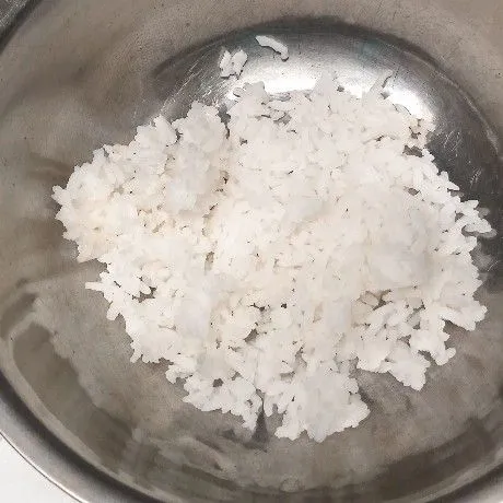 Siapkan nasinya. Saya pakai nasi sisa kemarin.