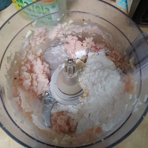 Tambahkan putih telur, bumbui dengan garam, merica dan kaldu bubuk. Haluskan kembali hingga merata, terakhir tambahkan tepung tapioca dan es batu.