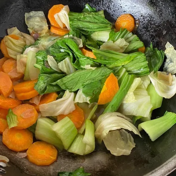 Aduk rata, masak sampai sayuran matang, jangan lupa tes rasa.