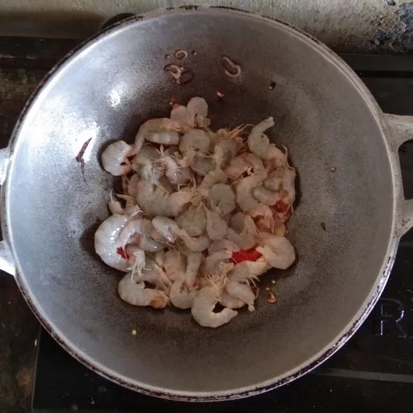 Masukkan udang dan tumis hingga udang berubah warna.