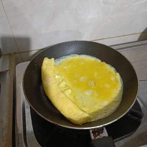 Masak telur dadar gulung terlebih dahulu. Kocok telur bersama garam. Masak di atas teflon tipis-tipis bertahap sambil di gulung sampai habis.