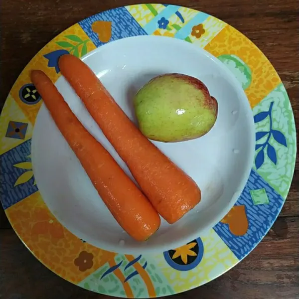 Siapkan wortel dan apel yang sudah dicuci bersih.