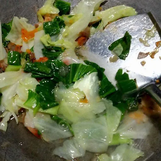Masukkan sayur yang sudah dipotong dan cuci bersih....lalu tambahkan air...biarkan sampai sayur layu dan matang.