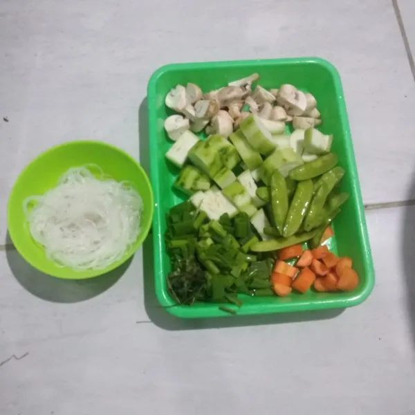 Siapkan bahan, potong potong dan cuci bersih, sisihkan dahulu