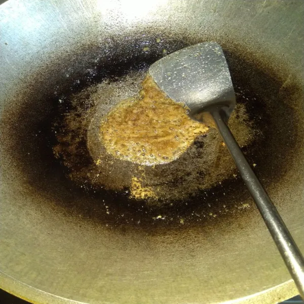 Panaskan sedikit minyak goreng, tumis bumbu halus sampai harum.