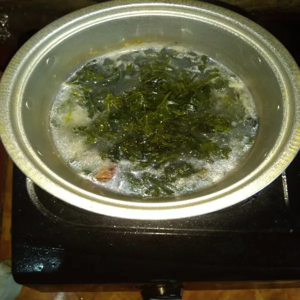 Masukkan irisan daun pepaya jepang, masak selama 5 menit.
