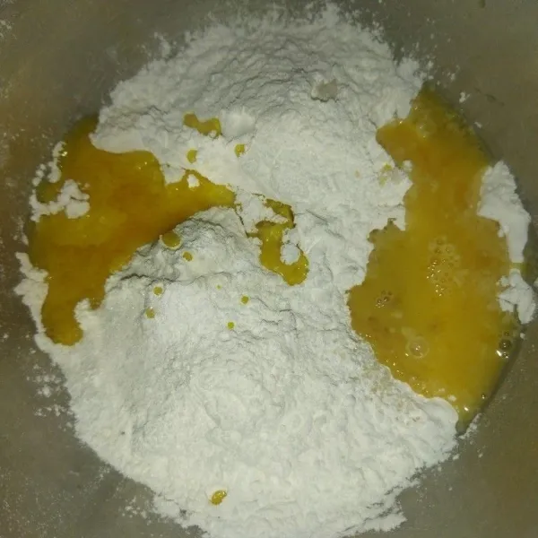 Siapkan wadah, masukkan tepung terigu, tepung beras, tepung tapioka, margarin leleh, telur, gula pasir dan garam.