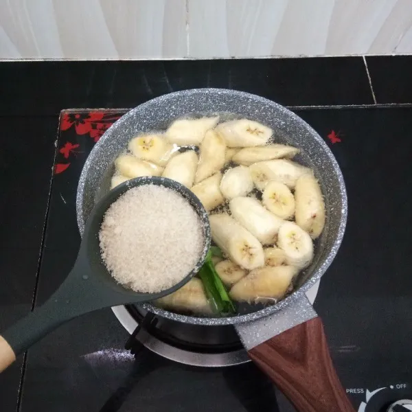 Kemudian masukkan gula pasir. Aduk rata, masak hingga gula larut.