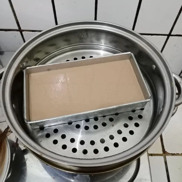 Setelah 5 menit, tambahkan 2 sendok sayur adonan coklat. Tutup dan kukus lagi. Ulangi selang-seling putih coklat dan seterusnya. Tiap lapisan, kukus selama 5 menit. Setelah adonan habis, kukus selama 20 menit sampai matang.
