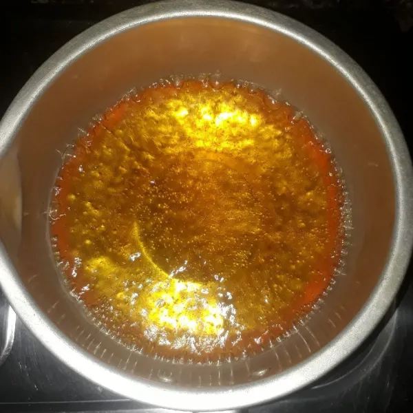 Rebus air yang sudah diberi pewarna kuning sampai mendidih.