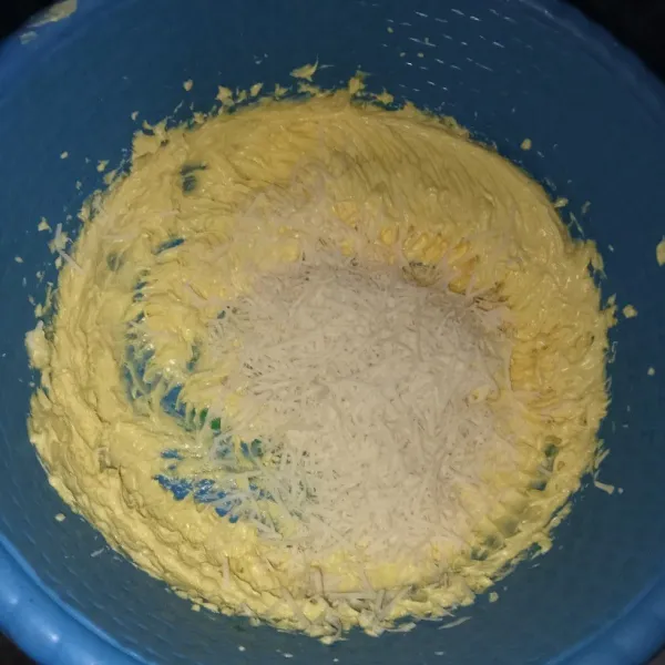 Masukkan keju parut dan aduk rata.