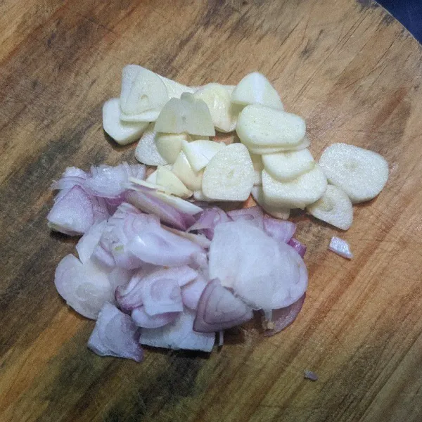 Rajang/iris bawang merah dan bawang putih.