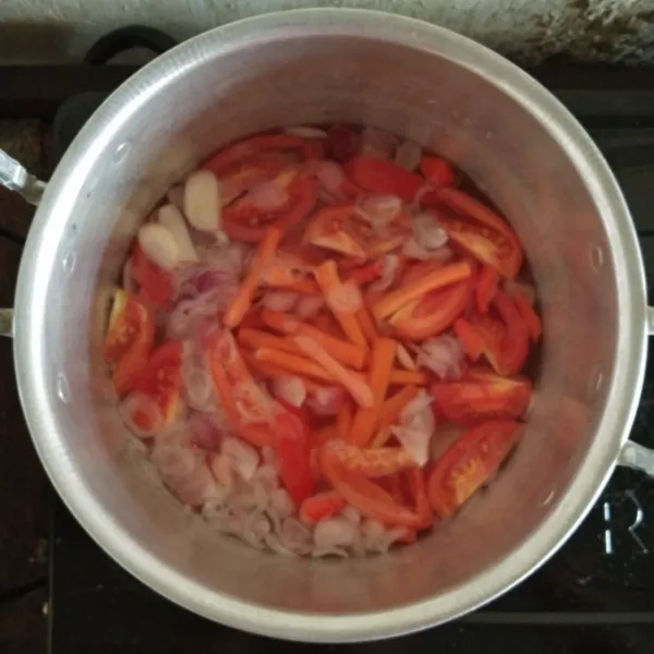 Masukkan wortel dan rebus sekitar 3-4 menit.