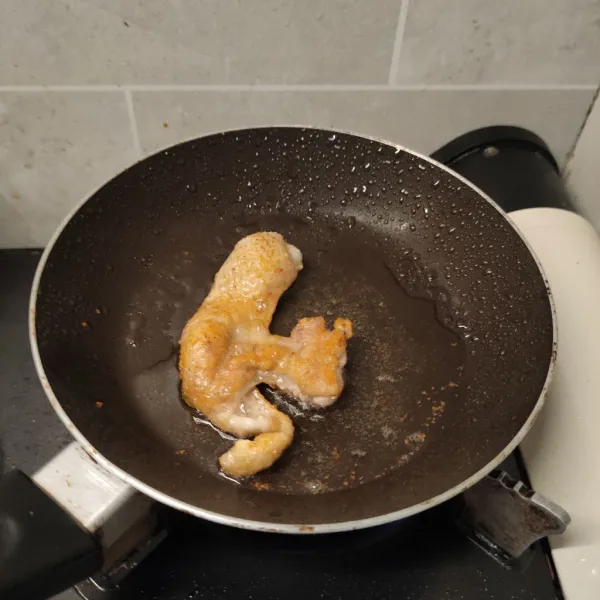 Masak kulit ayam di pan anti lengket hingga keluar minyaknya.