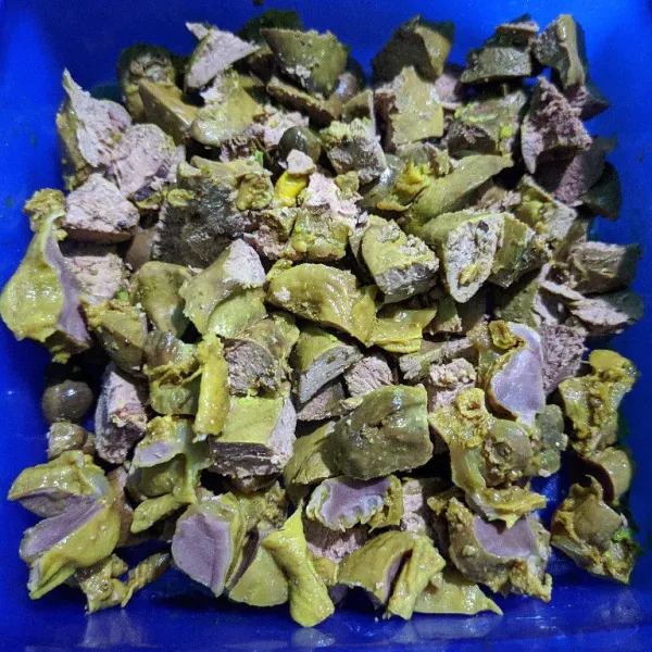 Potong - potong ati ampela. Saya menggunakan ati ampela yang sudah diungkep bumbu kuning sebelumnya. Jika ati ampela masih mentah, rebus dengan menambahkan daun salam, sereh dan sedikit garam hingga matang, kemudian dinginkan dan potong - potong sesuai selera.