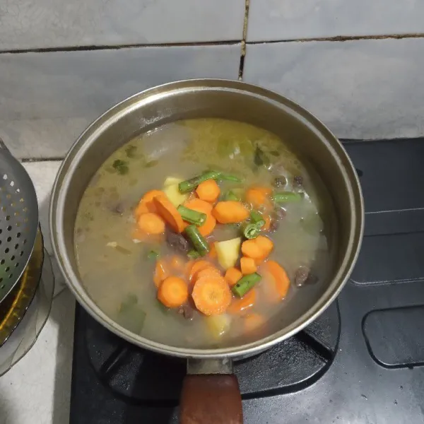 Terakhir masukkan wortel, kentang dan buncis. Diamkan hingga empuk dan matang.