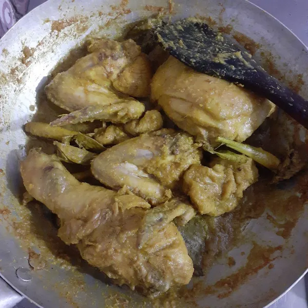 Ayam ungkep bumbu kuning siap digoreng atau dijadikan meal prep.