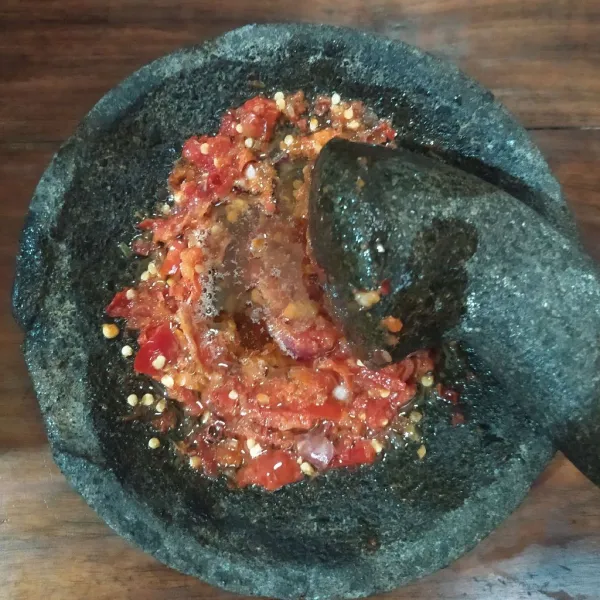 Haluskan semua bahan sambal lalu siram dengan minyak panas.