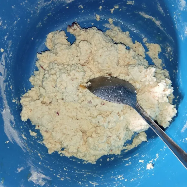 Haluskan tahu kukus dengan menggunakan sendok atau alat lainnya, tambahakn 7 sdm tepung meizena, taburi garam serta tambahkan kaldu bubuk. Aduk sampai adonannya tercampur.