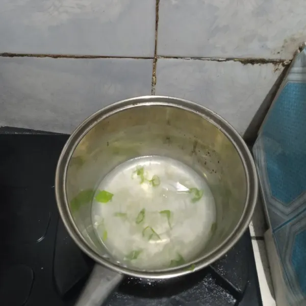 Rebus air, daun bawang dan bawang putih hingga mendidih.