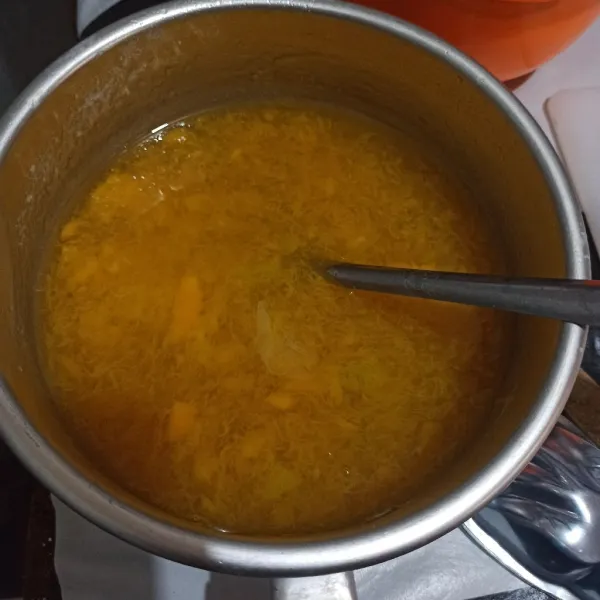 Masukkan mangga yang sudah dihancurkan campur dengan  1/2 sdm jelly bubuk, 1/2 sdm agar-agar bubuk, 350 ml air, 2-3 sdm gula pasir, sejumput garam. Masak hingga mendidih.