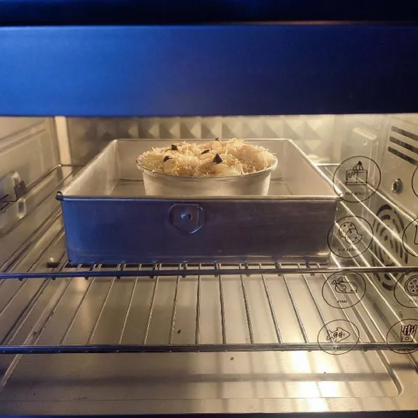 Oven dengan suhu 180°c selama 30 menit api atas bawah atau sesuaikan oven masing-masing. Sebelumnya oven dipanaskan terlebih dahulu. Sajikan selagi hangat.