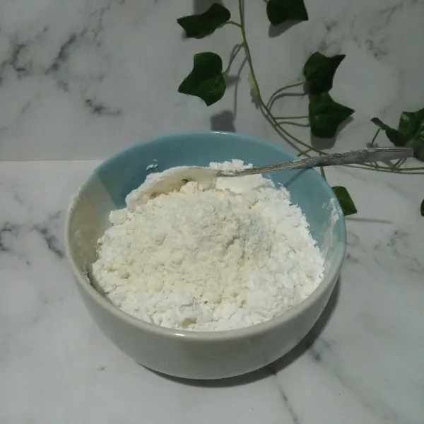 Campur tepung tapioka dan tepung terigu.