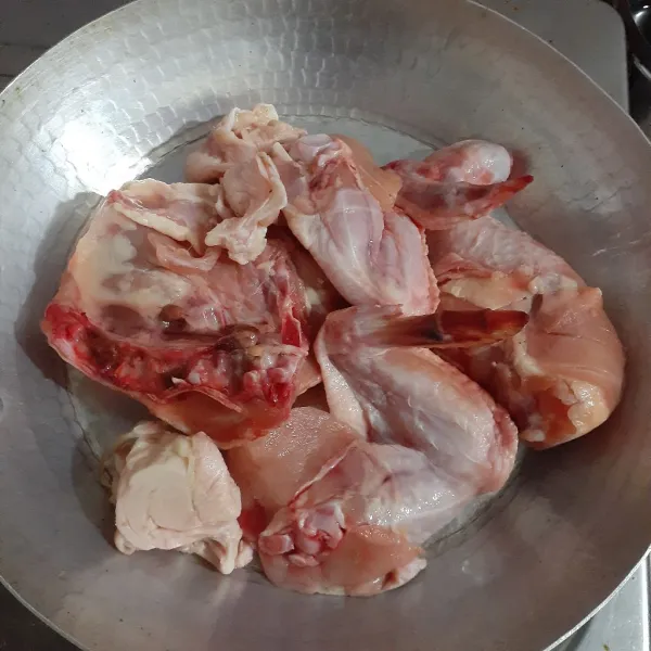 Letakkan potongan ayam pada wajan.