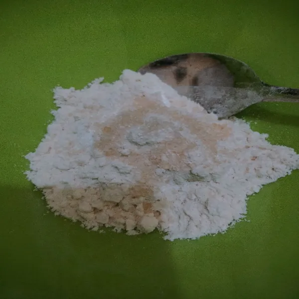Campur adonan kering seperti tepung terigu, gula, dan garam