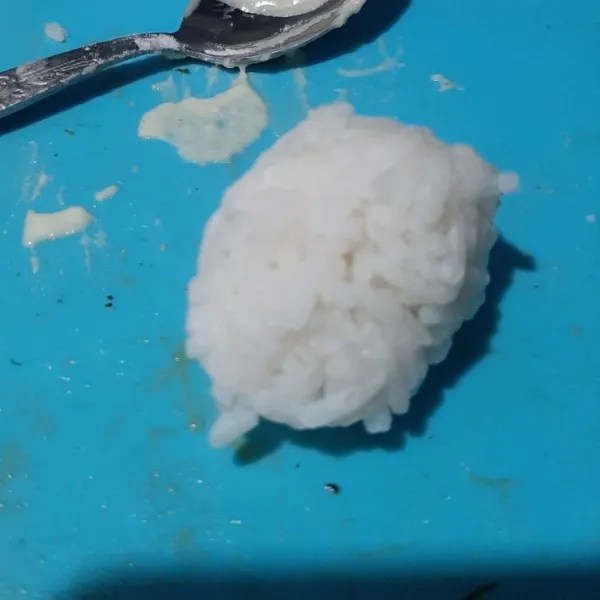 Bagi sisa nasi menjadi beberapa bagian, bulatkan dan kepal hingga  padat. Ukurannya jangan terlalu besar kira kira ½ panjang sushi gulung yang dibuat pada langkah 1.