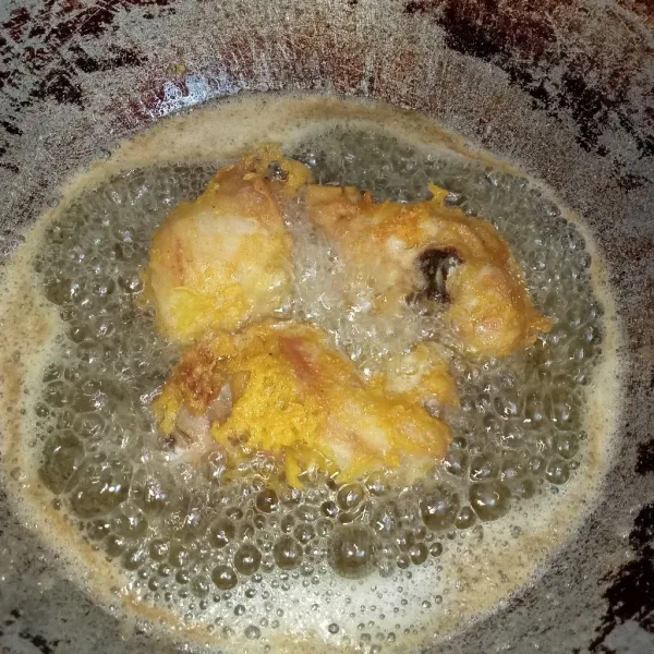 Panaskan minyak secukupnya, masukkan ayam dan goreng ayam hingga matang kuning keemasan. Tiriskan.