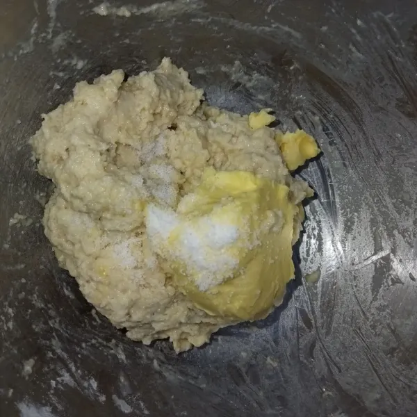 Campur semua bahan menjadi satu uleni hingga tercampur rata kemudian masukkan margarin dan garam.