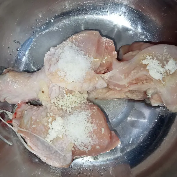 Cuci bersih ayam terlebih dahulu dengan jeruk nipis kemudian bilas dengan air bersih setelah itu masukkan bumbu marinasi, aduk rata dengan ayam. Diamkan 20 menit.